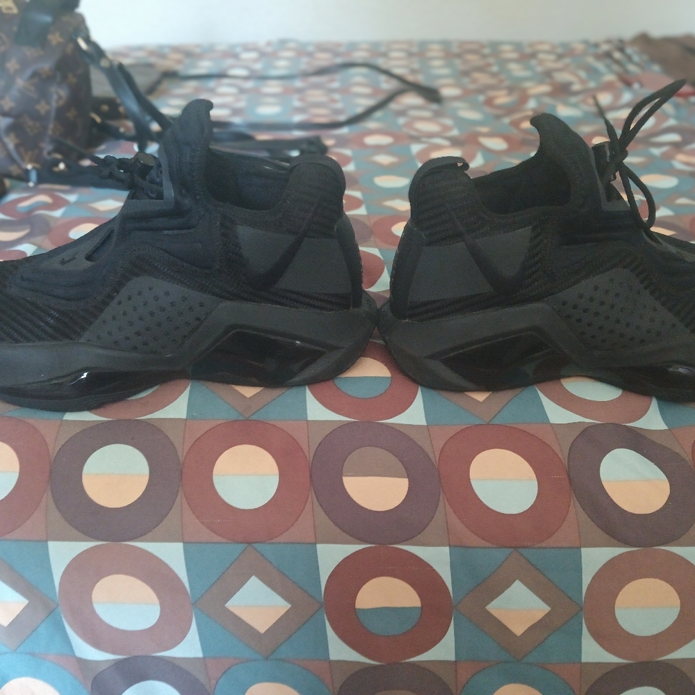 Gently Used Men's Nike Lebron's Size 9.5